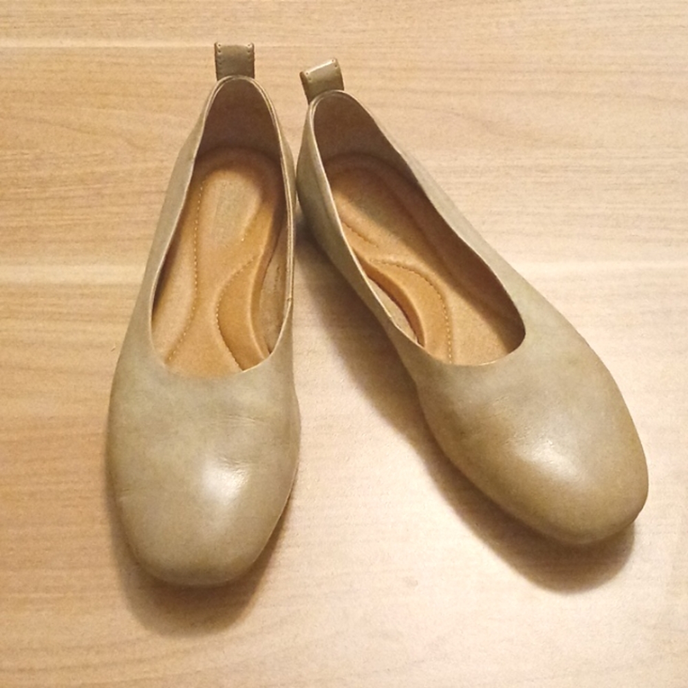 Born "Beca" Natural Color Luxe Leather Slide On Flats in Size 6M